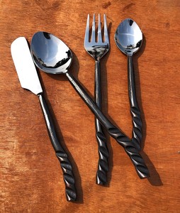 ชุดช้อนส้อมโลหะปลอมพร้อมที่จับสีดำแบบเรียบง่าย - Product Image 5