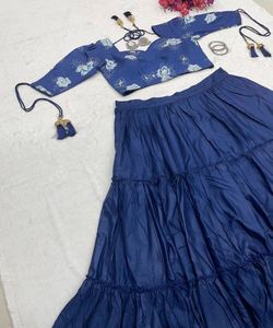 Lehenga choli ชุดสำหรับผู้หญิง: คอเสื้อมีสไตล์สำหรับทันสมัยดูบอบบางแต่โดดเด่นสำหรับชุดส่าหรีในโอกาสพิเศษ/ปาร์ตี้ - Product Image 2