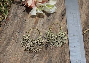 Boucles d'oreilles perforées en laiton de conception florale bijoux ethniques légers fabriqués à la main pour les femmes - Product Image 3