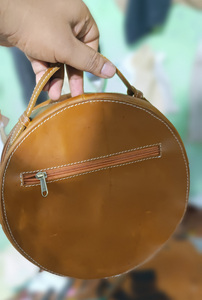 Recién llegado, bolso bandolera de forma redonda de cuero Vintage occidental, mecanizado a mano con tallado Floral, bolsos de lujo a la venta - Product Image 3