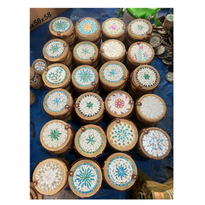 Plateau de rangement en rotin avec incrustations de coquillages colorés - Panier rond artisanal de luxe pour ornements décoratifs et plateau à nourriture - Product Image 4