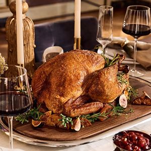 Bandeja de Servir Moderna Ovalada de Madera con Acabado en Nogal y Borde de Metal Cromado Pulido, Elegante Plato Decorativo para Pan, Queso y Charcutería - Product Image 6