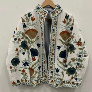 Chaqueta corta bordada Suzani de terciopelo blanco bohemio con bordado indio, chaqueta de bombardero Floral Suzani para mujer - Product Image 1