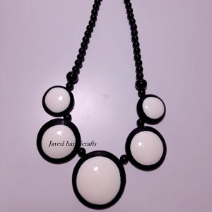 Colliers de perles épaisses Color Splash Colliers de perles en résine Rêves: Colliers de perles de déclaration Harmonie vibrante: Colliers en résine uniques - Product Image 1