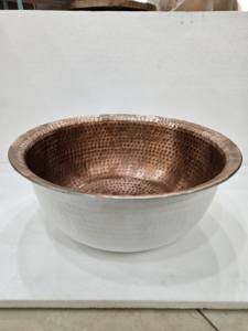 Cuenco de Spa de cobre hecho a mano personalizable de 45x45x17 cm con acabado martillado de doble tono Producto de belleza y cuidado personal - Product Image 1