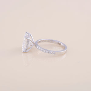 Bague de fiançailles en diamant de laboratoire taille princesse de 1,00 ct avec bande pavée ronde de 0,49 ct en or blanc 9 carats - Product Image 3