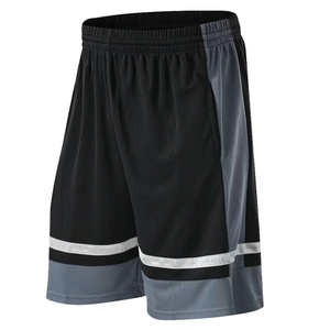 Pantalones cortos de fútbol de baloncesto y fútbol de 100% poliéster para hombre estilo callejero al por mayor con patrón sólido servicio OEM personalizado - Product Image 1