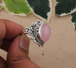 แหวนเงินสเตอร์ลิงพร้อมโรสควอตซ์ธรรมชาติแหวนเงินลายออกซิไดซ์แหวนเงินแหวนอัญมณีที่ได้รับแรงบันดาลใจจากวินเทจ - Product Image 4