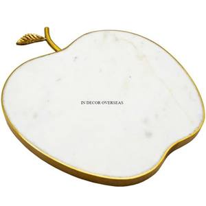 Plateau de service en marbre blanc de qualité supérieure de créateur en forme de pomme avec cadre plaqué or et fournitures de cuisine complexes - Product Image 1