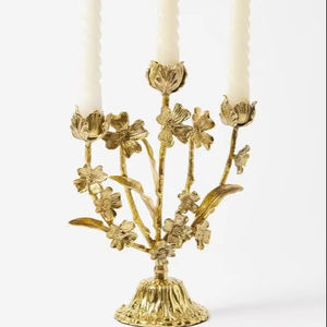 Soporte decorativo de latón para velas 3-Batti con estética brillante perfecto para regalar en fiestas espirituales y tradicionales - Product Image 1