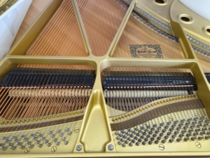Piano de cola Yamaha C3A de 88 teclas, blanco pulido, estilo clásico, montaje en suelo, tapete de sonido de madera 4634681 - Product Image 3