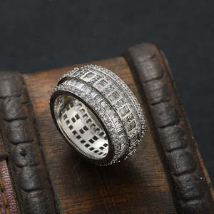 แหวนหมั้น SHREYA DIAM รุ่น Unisex Wide Iced Silver ชุบทองคำขาวและโรสโกลด์ ดีไซน์คลาสสิกแบบเต็มวง ประดับเพชรทรงกลมและทรงบาแกตต์ - Product Image 4