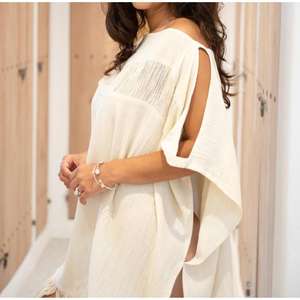 Robe poncho ample conçue pour les femmes modernes qui privilégient le confort, la polyvalence et la mode simple en provenance d'Inde - Product Image 4