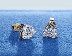 Boucles d'oreilles en argent sterling 925 en forme de coeur blanc Moissanite | Cadeau pour anniversaire - Product Image 3