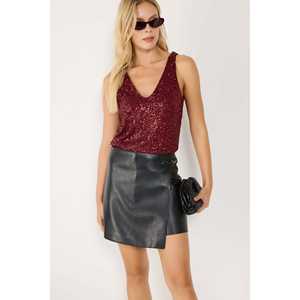 เสื้อเบลาส์สีเบอร์กันดี คอวี ไหล่เฉียง แต่งเลื่อม ปักลาย โลโก้ด้านหน้า ผ้าโพลีเอสเตอร์ สไตล์ลำลอง-ทางการ สำหรับใส่ทำงาน ฤดูใบไม้ผลิ ฤดูใบไม้ร่วง ไซส์ XL - Product Image 1