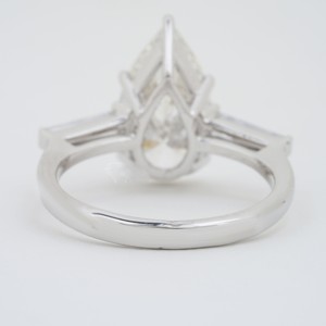 Bague de fiançailles et de mariage en or massif blanc, certifiée IGI, avec trois pierres de diamant de laboratoire de 3,5 carats, taille poire et baguette conique - Product Image 4