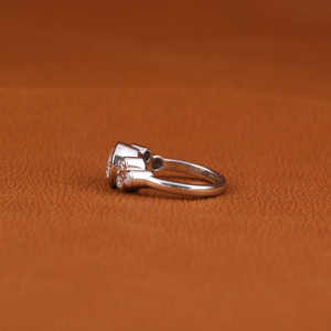 Bague de fiançailles personnalisable en plaqué or massif 14 carats avec trois pierres cultivées en laboratoire, serti de lunette luxueux certifié IGI - Product Image 3