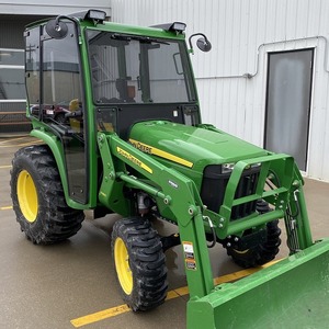 Tracteur à roues John Deere 1023E 4WD 2022, transmission par engrenages, moteur 21 CV avec chargeur frontal, haute productivité pour les travaux sur le terrain - Product Image 2