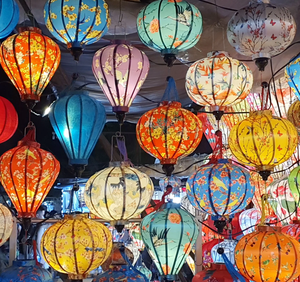 Farol de Seda Hecho a Mano, Elegante Farol Decorativo para Decoración del Hogar, Eventos y Festivales // Sra. Lily - Product Image 1