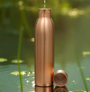 Une grande bouteille d'eau en cuivre mince avec une forme simple et élégante et une surface lisse et réfléchissante. - Product Image 3