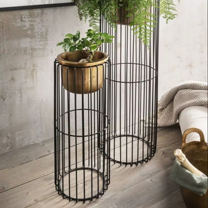 Maceta Metálica con Soporte para Hogares de Estilo Moderno, Perfecta para Ambientes Luminosos y Aireados - Product Image 1