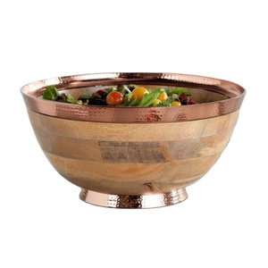 Cuenco para verduras de metal y madera Cuenco para servir alimentos con borde de metal martillado redondo Utensilios de cocina para el hogar con estilo a un precio atractivo - Product Image 1