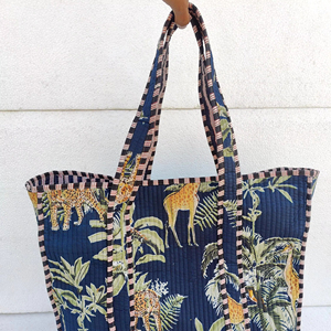 Vente en gros Sac fourre-tout matelassé imprimé à la main en vrac de l'Inde Design floral multicolore avec deux bretelles et doublure - Product Image 1