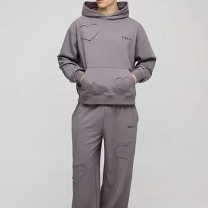 ชุดวอร์มแบบสวมหัวสำหรับผู้ชายโอเวอร์ไซส์ลายหัวใจบ็อกซี่ - Product Image 1