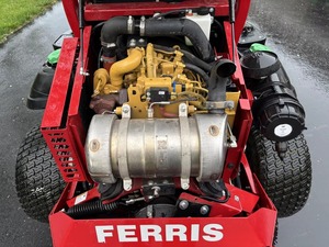 เครื่องตัดหญ้าแบบนั่งขับ Red Zero Turn ยี่ห้อ FERRIS ใช้แก๊สโซลีน ขับเคลื่อนด้วยตัวเอง เครื่องยนต์สูบเดียว แรงบิดสูง สำหรับมืออาชีพ สภาพใหม่และมือสอง - Product Image 2