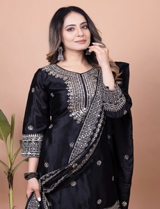नए डिजाइनर कढ़ाई किए गए चियन शार्ारा सूट के साथ नए डिजाइनर कढ़ाई काम के साथ पूरे स्टिच