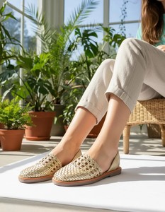 Sandales plates en cuir tressé à bout fermé pour femmes, respirantes, antidérapantes, légères et confortables avec détails tressés pour l'été - Product Image 1
