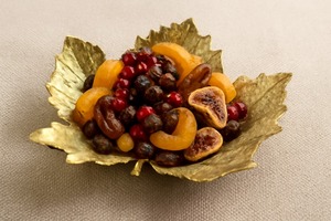 Bandeja decorativa de metal para servir chocolate presentación de sus mejores confecciones con elegancia atemporal y artesanía refinada - Product Image 3