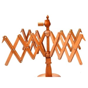 Enrouleur à laine en bois de hêtre de qualité export avec pince antidérapante pour un enroulement de pelote fluide, silencieux et efficace, disponible au meilleur prix - Product Image 1