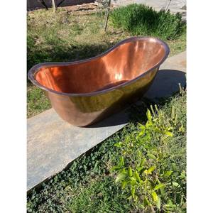 L'élégance d'une baignoire en cuivre ajoute un sentiment de rituel et de luxe au bain quotidien, magnifiquement conçue par KHOOSI OVERSEAS. - Product Image 4