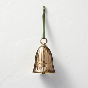 Trio de Campanas de Latón Martillado con Lazo de Terciopelo Rojo para una Decoración del Hogar Elegante y una Decoración Navideña Encantadora para Puertas - Product Image 5