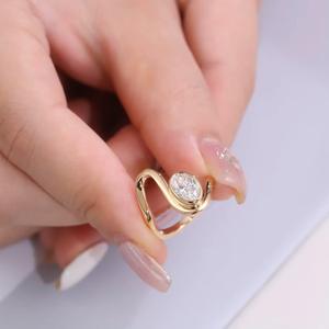 Anillo de Compromiso con Diamante Cultivado en Laboratorio de Corte Ovalado de 1.00 ct, Elegante Diseño Envolvente de Oro Sólido de 14K, Brillante Diamante Ovalado Creado en Laboratorio - Product Image 1