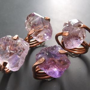 อเมทิสต์ พลอยดิบธรรมชาติ หุ้มทองบนทองแดง ปรับขนาดได้ ของขวัญสำหรับเธอ เครื่องประดับแฟชั่น แบบเดียวเท่านั้น - Product Image 2