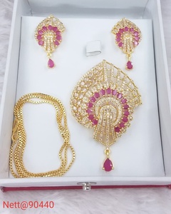 Superbe collier et boucles d'oreilles AD pour les femmes, idéal pour les looks de fête et les célébrations festives. - Product Image 1