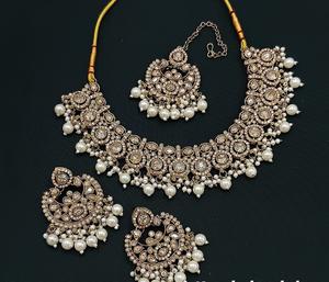 Ensemble ras du cou de luxe styliste tendance New Shadow avec boucles d'oreilles et Tikka avec perle Parure de bijoux pour femmes pour mariage - Product Image 3