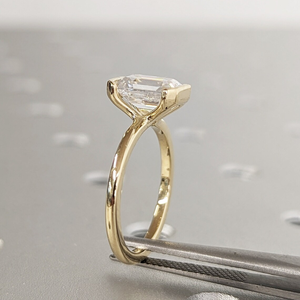 Bague de fiançailles pour femme, élégance, diamant de laboratoire taille émeraude 5 carats, serti demi-bélière, or jaune 14 carats, certifié IGI - Product Image 4