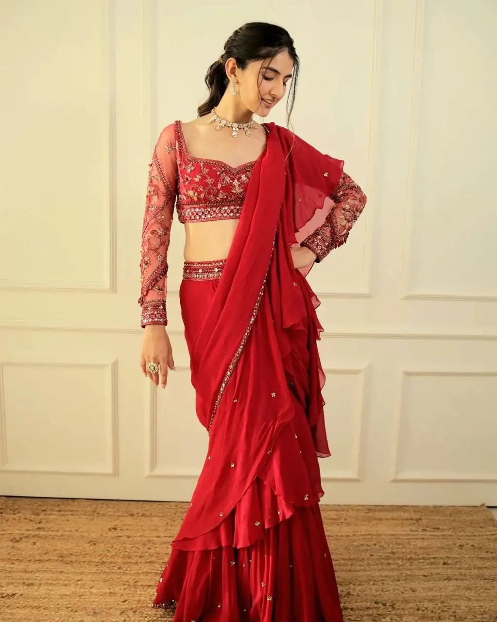 ملابس الحفلات الفاخرة ذات التصميم الرائع للشاطئ بلوزة عمل ثقيلة من Lehenga ساري مزخرفة بالتسلسل من قماش الجورجيت المموج لون أحمر