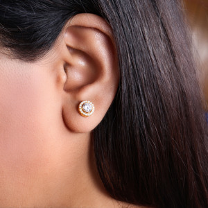 Nouveauté 2025 Boucles d'oreilles clous en or avec halo de diamants Boucles d'oreilles en argent sterling 925 pour femmes et filles à porter lors de fêtes de mariage - Product Image 3