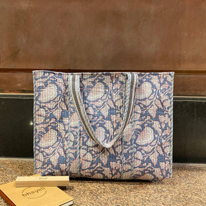 Bolso Tote Reversible Estampado Floral de Algodón Acolchado Grande Hecho en India, Ecológico y Sostenible para Verano y Otoño - Product Image 3