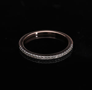 Banda de diamante apilable clásica de oro de 14 quilates con diamantes brillantes redondos naturales en un entorno de pavé delicado para una elegancia atemporal - Product Image 1