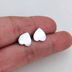 Boucles d'oreilles clous en argent sterling 925 avec cœur et diamant, design minimaliste élégant, cadeau délicat pour elle - Product Image 1