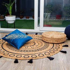 พรมปูพื้นทรงกลมทำจากปอกระเจาทอมือ ลายแมนดาลาพิมพ์สีดำ เป็นมิตรกับสิ่งแวดล้อม พร้อมพู่ห้อย สำหรับตกแต่งห้องนั่งเล่น - Product Image 3