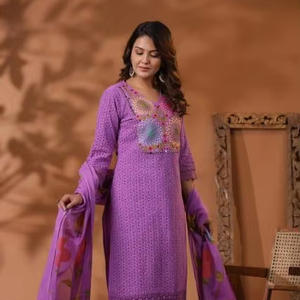 Diseñador exclusivo bordado de algodón puro y trabajo de corte Kurta y emparejado con Pantalón recto con conjunto Dupatta impreso digital - Product Image 1