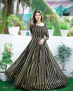 Dernier cri élégant Lehenga Choli Premium Broderie florale en fausse fourrure Longueur au sol Manches longues Fête Mariage Porter Femmes - Product Image 4