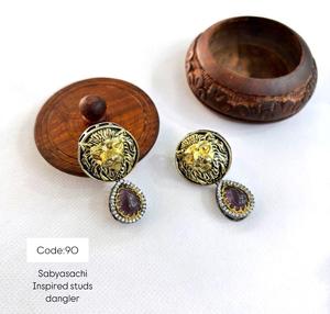 Pendientes Kundan Jhumka hechos a mano especiales para festivales tradicionales, acabado chapado en oro con detalles de perlas - Product Image 2