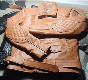 Vestes en cuir personnalisables pour hommes de High Street Ceinture teintée de couleur unie Poches à glissière noires Motif de lettres Service OEM Pakistan - Product Image 5